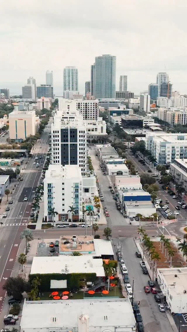Legend meets landmark🤝
Rondé Barber x Crooked Tea at Ferg’s, because the #1  sports bar in America deserves the boldest tea in the game! 🏈⚡️