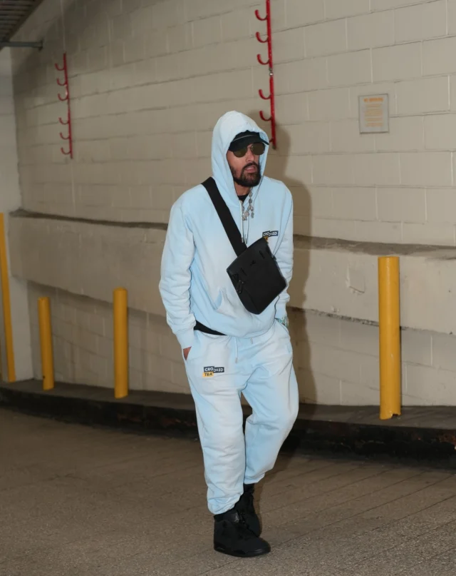 courtside with @traeyoung 👊
📸: @atlhawks 
•
•
•
#CrookedTea #DrinkCrookedTea  #Tongue #BrewedRude #DrinkCrooked #Cheeks #Peach #Lemon #Rude #BoldRudeBrewed
#Explore #Explorepage #Instagood #Raspberry #Ras #TraeYoung #IceTrae